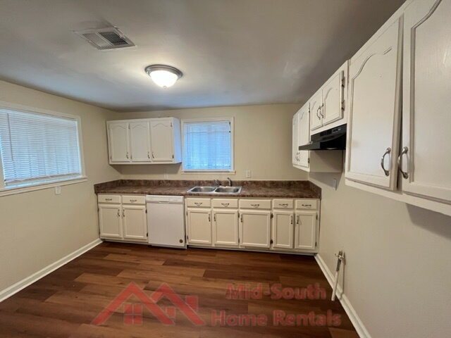 Building Photo - 858 Eyers Rd