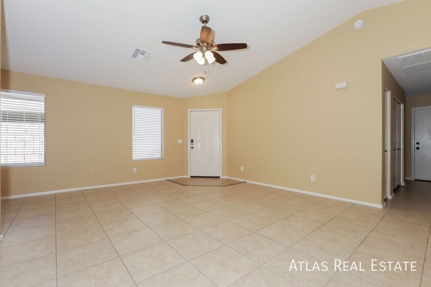 Building Photo - 206 W Brangus Way