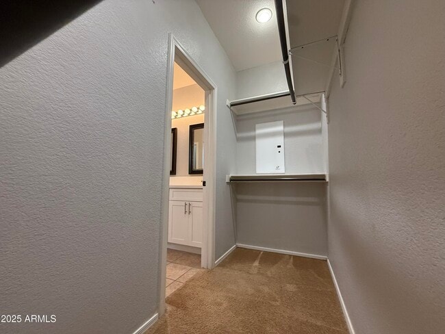 Building Photo - 885 E Cherry Hills Dr