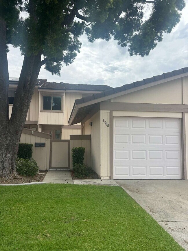 Building Photo - $3,750- 3 Bed / 2.5 Bath Renovated Townhome in Poway