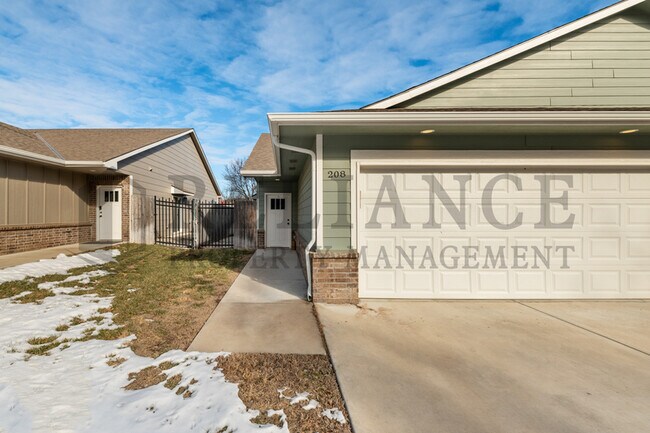 Building Photo - 212 W May St