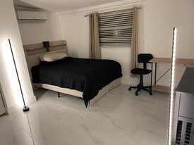 Building Photo - 1033 NW 7th Ter