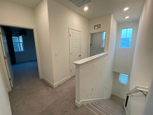 Building Photo - Gorgeous 3 bedroom 2.5 bath home in Northlake community