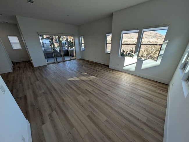 Building Photo - 675 Agate Bridge St