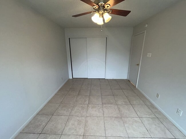 Building Photo - 2503 Hemlock Dr