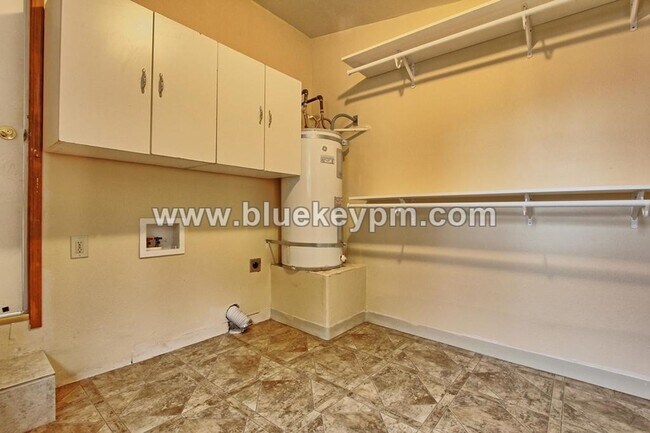 Building Photo - 2 Bed, 2 Bath Home with a Large Yard Near Glenfair Park