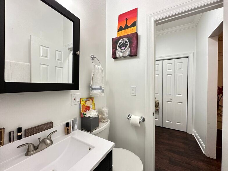 Building Photo - 3345 N Marshfield Ave