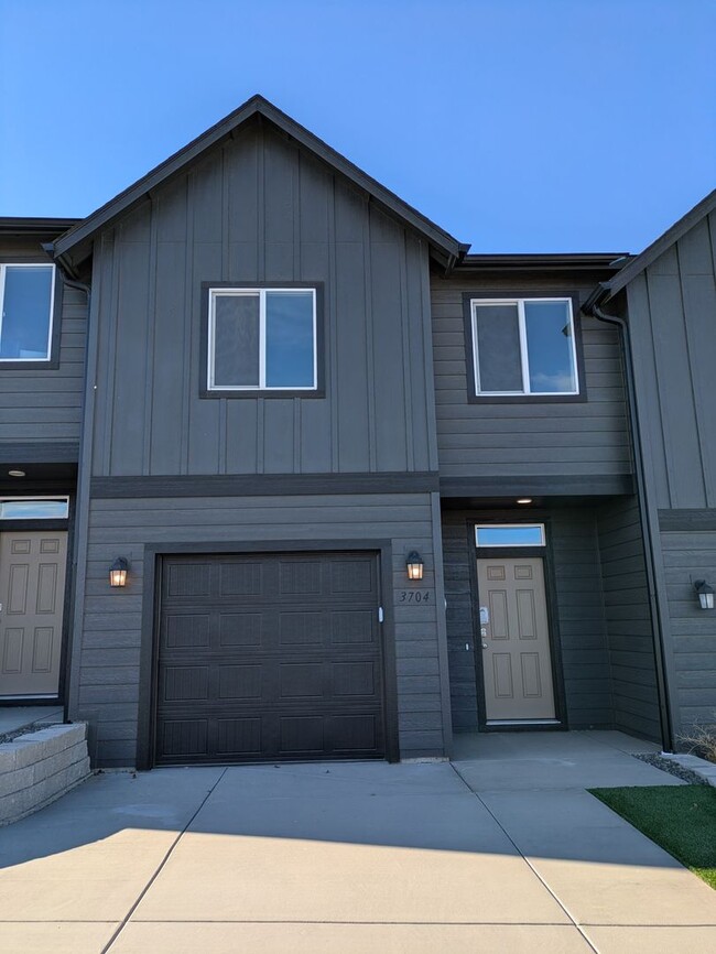Building Photo - 3 Bedroom 2.5 Bathroom Townhome