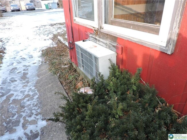 Building Photo - 866 N Van Buren St