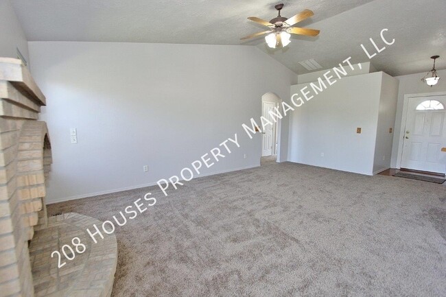 Building Photo - Clean & Move-In Ready Home!