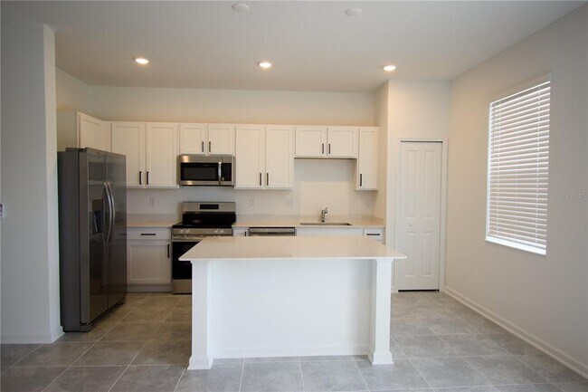 Building Photo - 2500 Skyline Lp