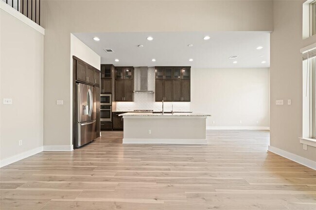 Building Photo - 336 Saturnia Dr