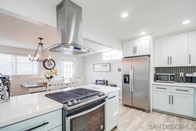 Building Photo - BEAUTIFULLY MAINTAINED AND UPDATED HOME W/JACUZZI, WASHER&DRYER