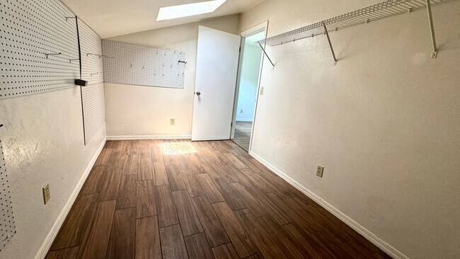 Building Photo - Move In Ready Condo in Woodside Villas