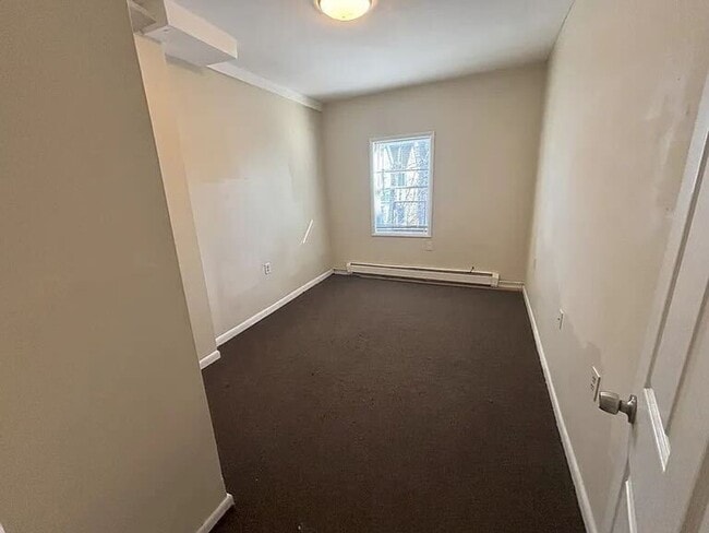 Building Photo - Spacious 4-bedroom house