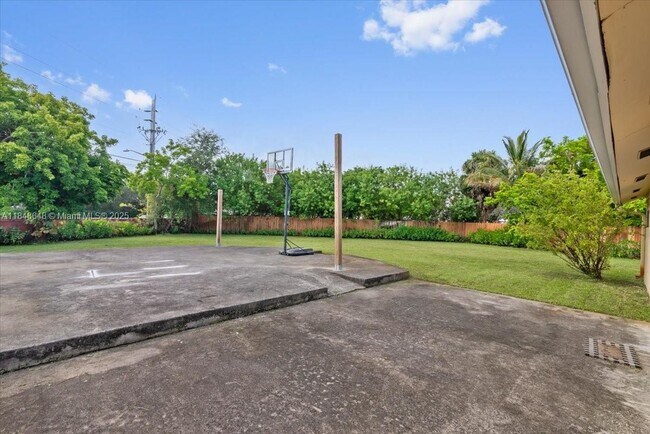 Building Photo - 8920 Crescent Dr