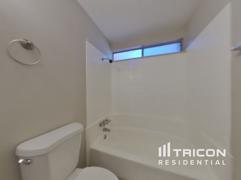 Building Photo - 827 Glen Martin Dr