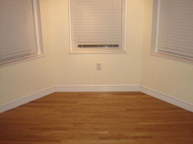 Building Photo - LONGWOOD MEDICAL Studio w Alcove No Fee Heat Hw Inc Students Ok  Super nice place