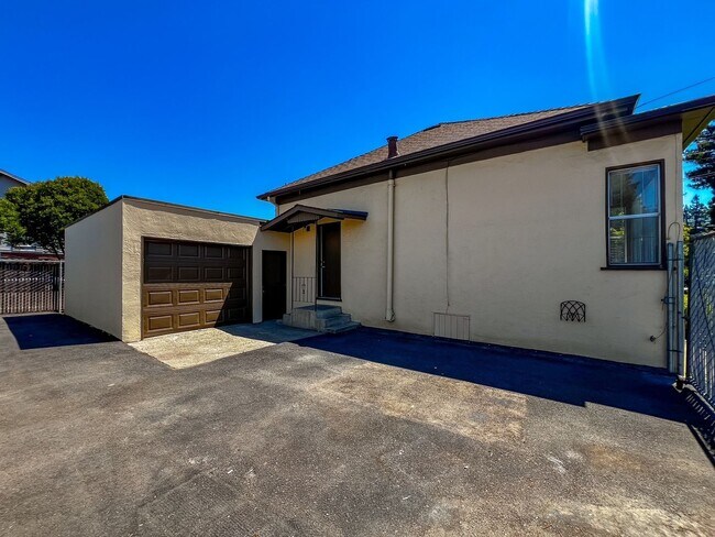 Building Photo - Charming 2 Bedroom, 1 Bathroom Home with Large Fenced Yard + Garage