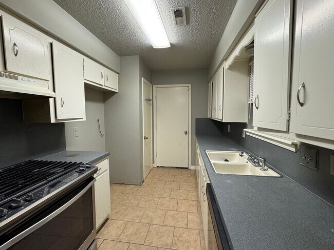 Building Photo - 3 bed 1 bath 2 car garage