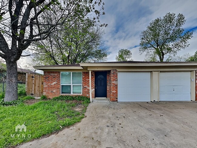 Building Photo - 1303 1/2 Berry Dr