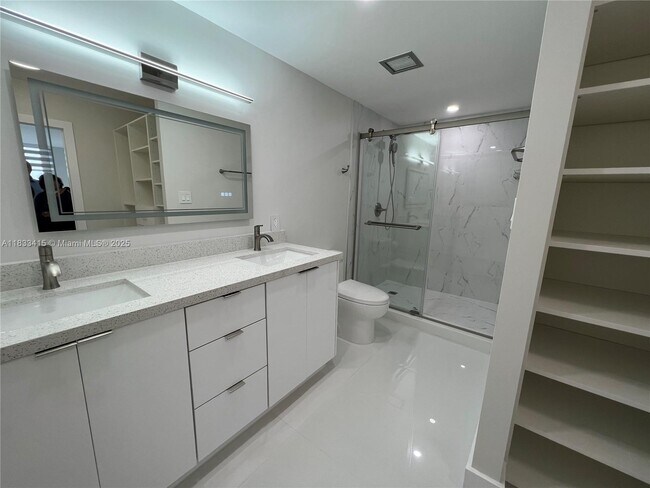 Building Photo - 4200 Hillcrest Dr