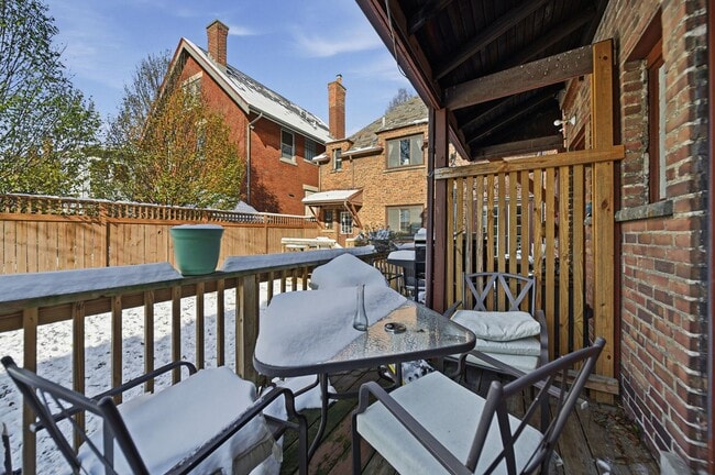 Building Photo - 2 Bedroom, 2 Bath Townhome located directly across from Franklin Park Conservatory