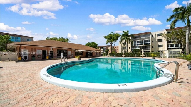 Building Photo - 2861 Somerset Dr