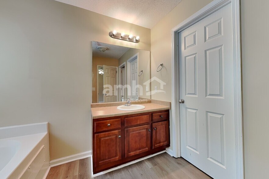 Building Photo - 57 Springwater Dr