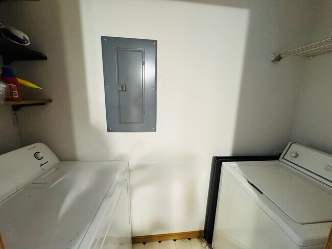 Building Photo - 531 Leah Ln