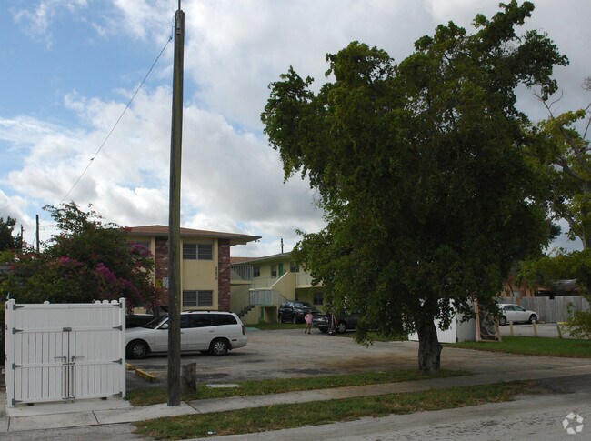 Building Photo - 2220 Madison St Hollywood, FL 33020