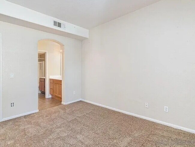 Building Photo - Don't miss out!  This beautiful spacious condo offers open floor plan, lot's of natural light, pr...