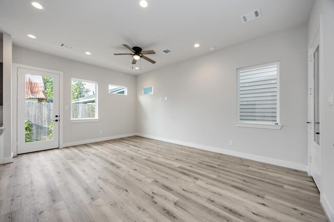 Building Photo - 318 Charlock St