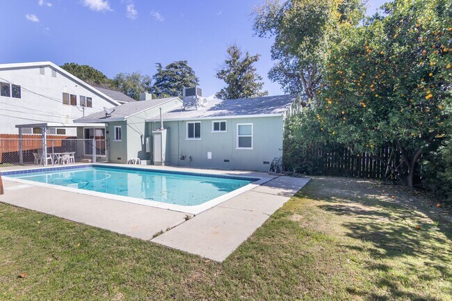 Building Photo - Charming 2-Bedroom Northridge Home with Pr...