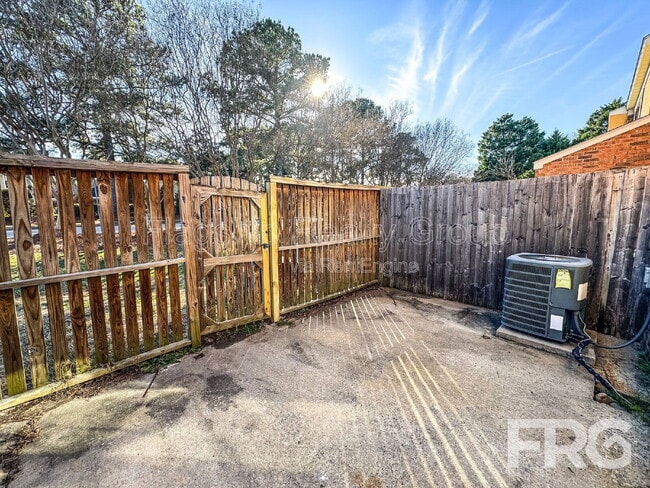 Building Photo - 2700 Thackery Rd