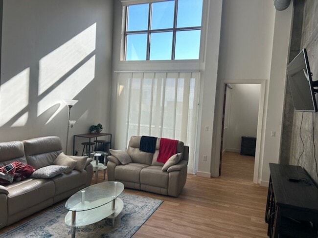 Building Photo - Fully Furnished, Awesome 1 Bedroom 1.5 Bath Condo in Excellent Location