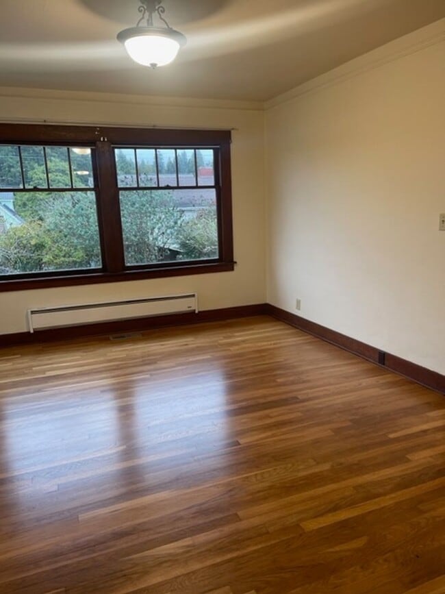 Building Photo - Spacious Craftsman Home