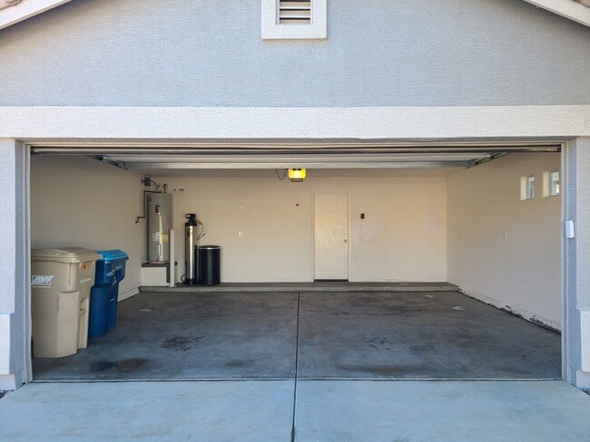 Building Photo - 5 Bedroom, 3 Bath Home in Secluded Neighbo...