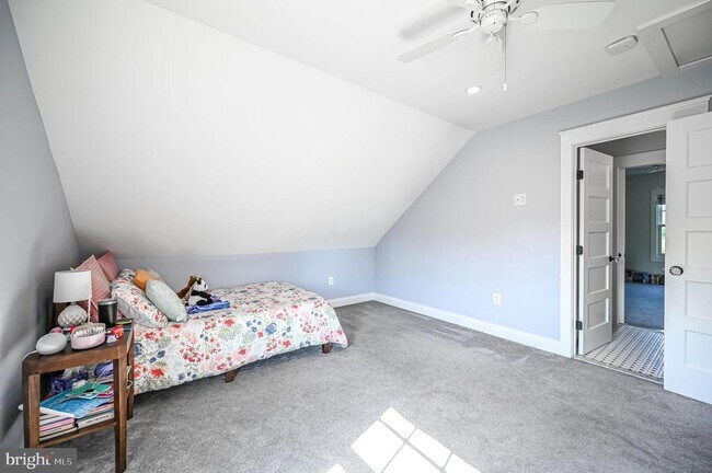 Building Photo - 2314 N Kenmore St