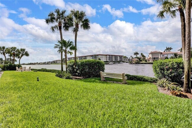 Building Photo - 1160 Hillsboro Mile Unit 904