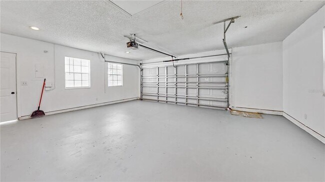 Building Photo - 305 Medina Ct