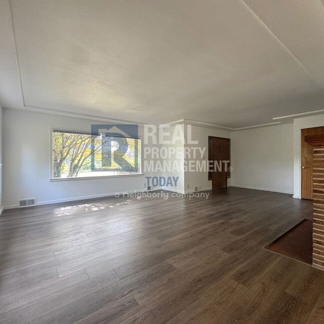 Building Photo - 2021 E 72nd St