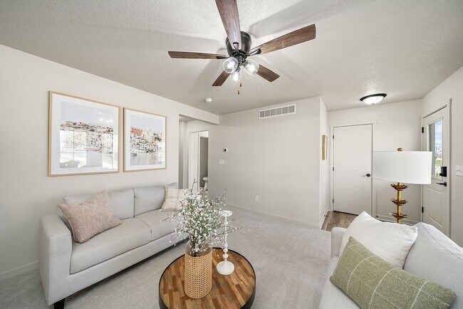 Building Photo - MODERN FINISHES!! 3 Bedroom, 2.5 Bathroom Home in Knoxville!