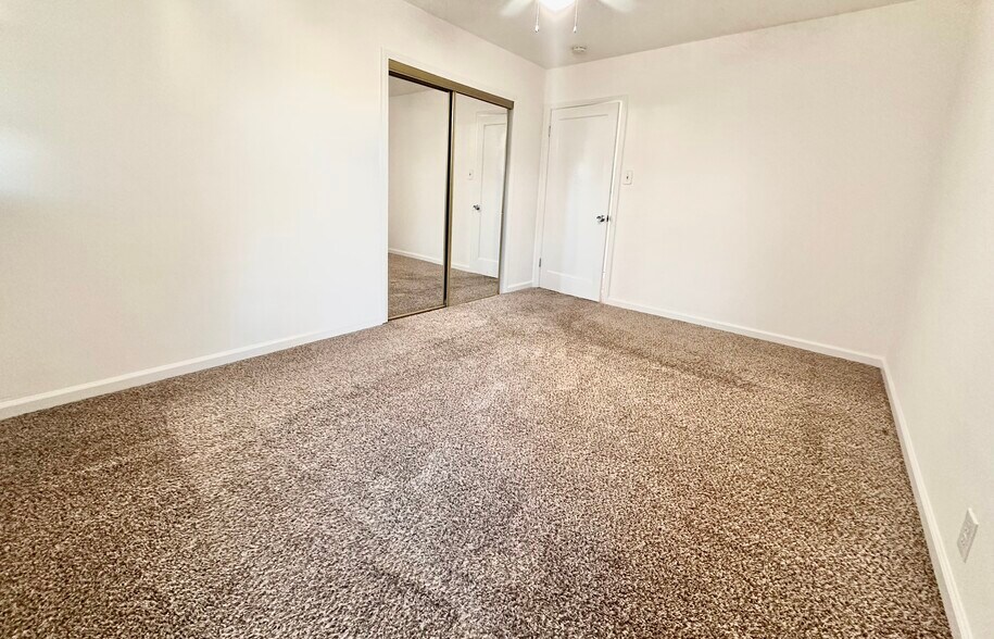 Building Photo - 82 E Rosemary Ln