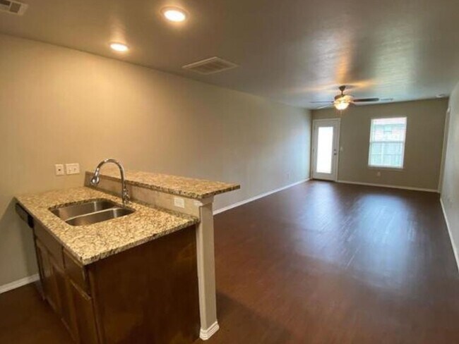 Building Photo - Charming 3-Bed Home w/ 2-Car Garage – Pet-Friendly