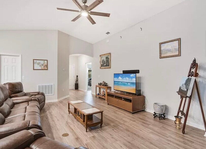 Primary Photo - 338 Pentas Ln