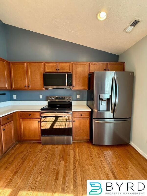 Building Photo - 1001 Greenview Dr