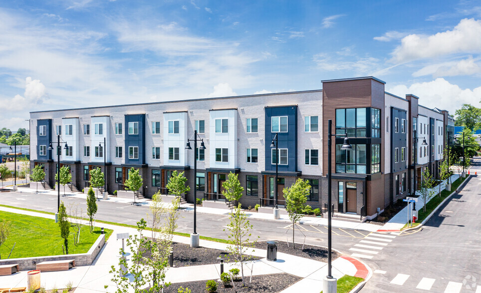 Building Photo - Somerset Square