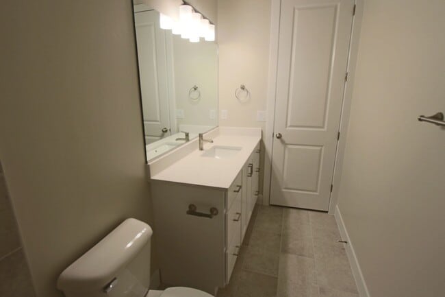 Building Photo - LIKE NEW: 2170+ SQFT and majestic VIEWS  3 Br 2.5 Ba 2 Car garage