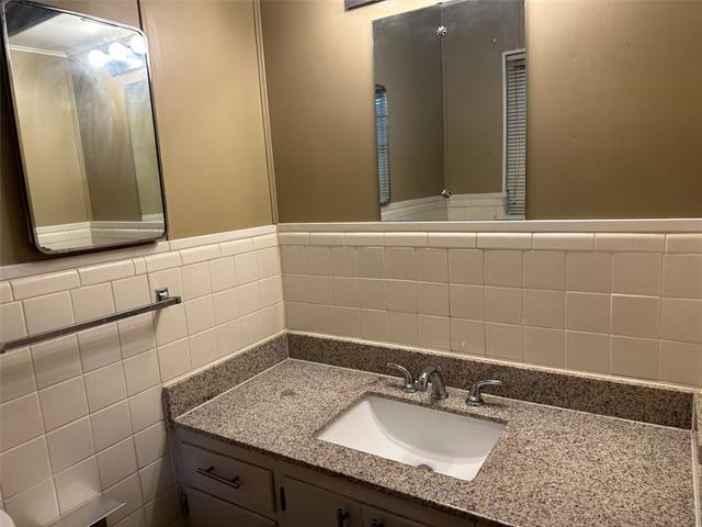 Building Photo - 717 S La Salle Dr